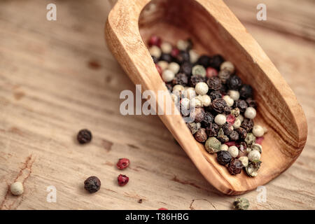 Bunter Pfeffer Mix aus Körner in Holz- schaufel Stockfoto