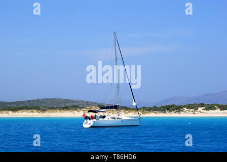 Segelyacht aus verankert Simos Beach, Elafonisos Island, Lakonien, Peloponnes, Griechenland Stockfoto