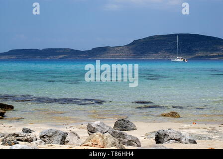 Eine Segelyacht aus verankert Simos Beach, Elafonisos Island, Lakonien, Peloponnes, Griechenland Stockfoto