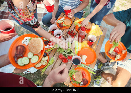 Junge Menschen, die Grillparty im Freien Stockfoto