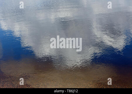 Blaue und weiße Reflexion auf der Oberfläche des Sees Stockfoto