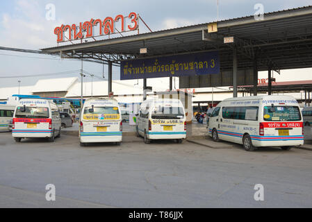 BANGKOK, THAILAND - 14. Dezember 2018: intercity Kleinbusse Route auf der nördlichen Busbahnhof Stockfoto