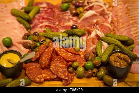 Schinken Fleisch Oliven eingelegtes Gemüse dips Vorspeise sortierten Fach Ansicht von oben Stockfoto