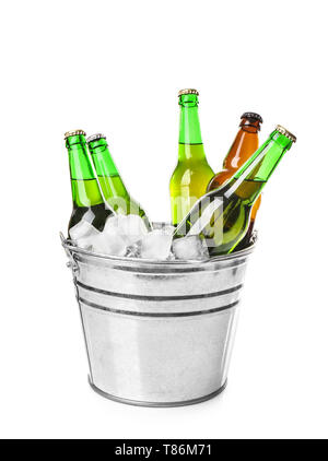 Flaschen Bier im Eiskübel auf weißem Hintergrund Stockfoto