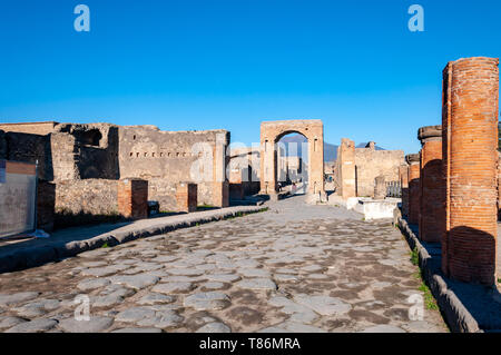 Pompeji, die am Besten erhaltene archäologische Stätte der Welt, Italien. Der Bogen von Nero. Stockfoto