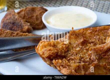 Frittierte knusprigen Thunfisch Bauch mit Knoblauch Majonäse, ein beliebtes Gericht, das in den Philippinen. Geringe Tiefenschärfe. Stockfoto