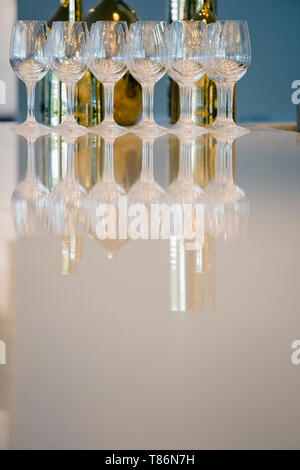 Flasche Wein und Gläser auf Zähler Stockfoto