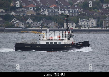 SD Omagh, ein Oban-Klasse crew Supply Vessel/Ausschreibung durch Serco Marine Services betrieben, vorbei an Gourock während der Übung gewaltige Shield 2019 Stockfoto