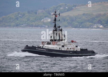 SD Dependable, ein Damen Stan ATD 2909 Schlepper von Serco Marine Services, der Gourock während der Übung Formidable Shield 2019 passiert Stockfoto