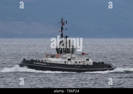 SD Dependable, ein Damen Stan ATD 2909 Schlepper von Serco Marine Services, der Gourock während der Übung Formidable Shield 2019 passiert Stockfoto