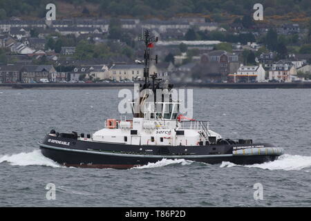 SD Dependable, ein Damen Stan ATD 2909 Schlepper von Serco Marine Services, der Gourock während der Übung Formidable Shield 2019 passiert Stockfoto