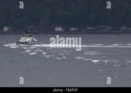 SD Dependable, ein Damen Stan ATD 2909 Schlepper von Serco Marine Services, der Gourock während der Übung Formidable Shield 2019 passiert Stockfoto