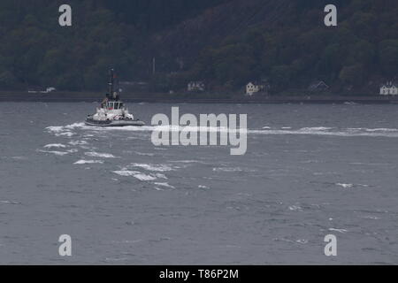 SD Dependable, ein Damen Stan ATD 2909 Schlepper von Serco Marine Services, der Gourock während der Übung Formidable Shield 2019 passiert Stockfoto