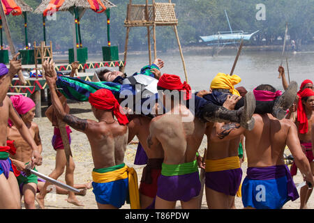 Darsteller nehmen an den jährlichen reinactnment Festival der Schlacht von Mactan, Lapu Lapu, Cebu, Philippinen. Die Veranstaltung zeigt die Ankunft der Spanischen Stockfoto