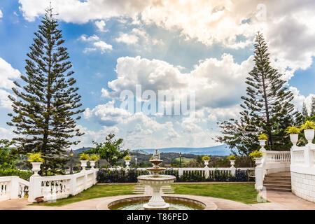 Brunnen mehrstufige römischen Stil Dekoration im Park mit schönen Landschaft Hintergrund Stockfoto