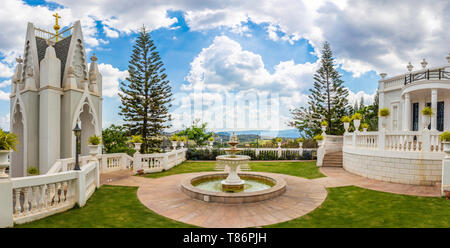 Brunnen mehrstufige römischen Stil Dekoration im Park mit schönen Landschaft Hintergrund Stockfoto