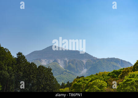 Blick auf den Mount Buko oder buko-Zan, intensive Bergbau hinterließ Narben auf dem Berg, in der Tat absolut das Gesicht des Berges heute vorherrschenden. Stockfoto