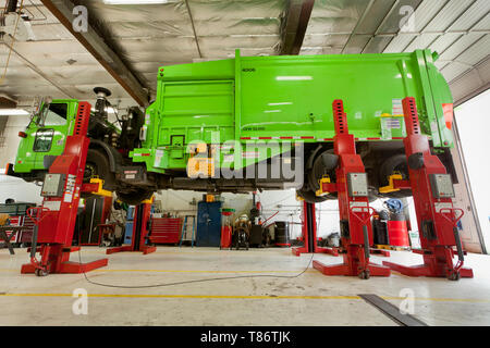 Grünen Müllwagen Wartung Stockfoto