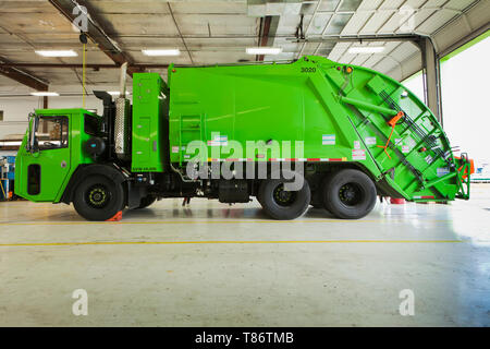 Grünen Müllwagen Wartung Stockfoto