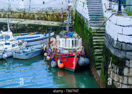 Fischerboote im Hafen in Portmagee, Land, Kerry, Irland. Stockfoto