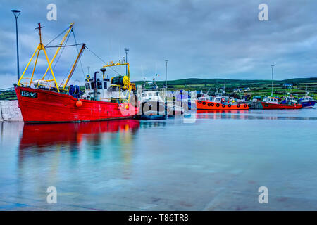 Fischerboote im Hafen in Portmagee, Land, Kerry, Irland. Stockfoto