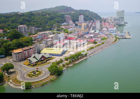 Luftaufnahme der kleinen Stadt in der Nähe von Meer. Teilweise mit Blick auf die Stadt in Sandakan Sabah Ostküste, einst bekannt als wenig Hong Kong von Borneo gelegen. Stockfoto