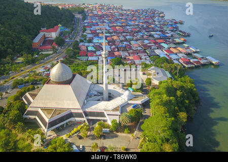 Teilansicht der Stadt mit Sandakan Sandakan Bezirk Moschee und Kg. Sim Sim wasser Dorf. Stockfoto