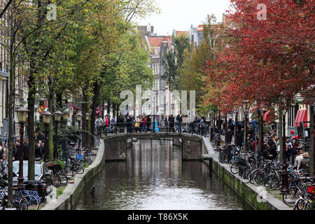 Oudezijds Achterburgwal Kanal im Oktober Stockfoto