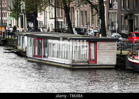 Traditionelle Amsterdamer Hausboot Stockfoto