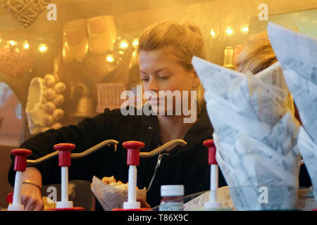 Holländische pommes Anbieter auf dem Dam Square in Amsterdam, Niederlande Stockfoto