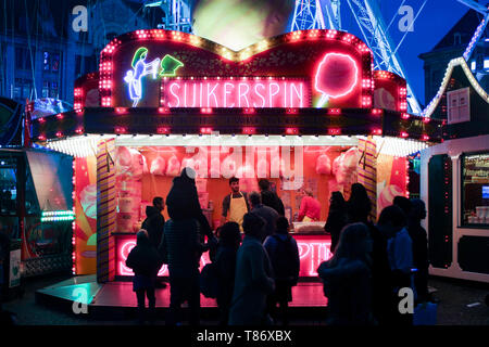 Zuckerwatte Anbieter auf dem Dam Square in Amsterdam, Niederlande. Oktober 2017 Stockfoto