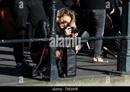 Tourist, der ein Bild von Oudezijds Achterburgwal Kanal in Amsterdam, Niederlande Stockfoto