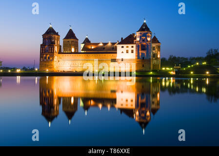 Mir Schloss in der Nacht Landschaft. Mir, Weißrussland Stockfoto