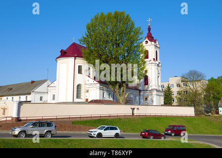 GRODNO, Weißrussland - 30. APRIL 2019: Katholische Kirche St. Maria der Engel (Franziskanerkirche) an einem sonnigen Frühlingstag Stockfoto