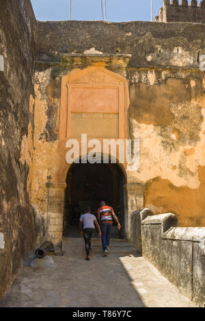 Leute, die in den Eingang des Fort Jesus, Mombasa, Kenia Stockfoto