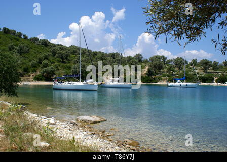 Segelyachten im Norden der Bucht von Port Atheni, Meganisi Insel, Griechenland verankert Stockfoto