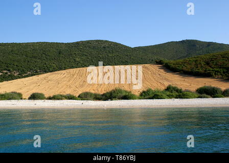 Blick über das Wasser des heu Feld und grüne Hügel, Athen, Griechenland Stockfoto