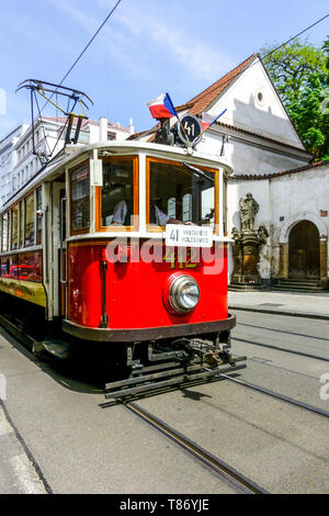 Prager Oldtimer-Straßenbahn 41 historische Straßenbahn auf einer Rundstrecke für nostalgische Touristen in der Spalena-Straße Tschechische Republik Prager Straßenbahn Stockfoto