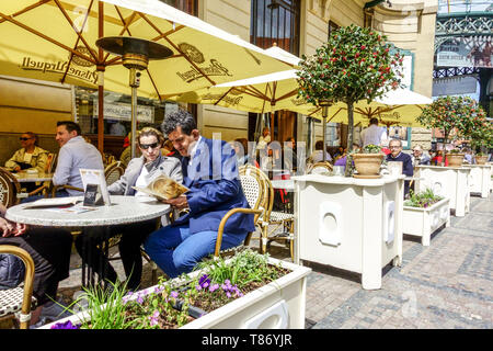 Prag Restaurant Menschen Touristen wählen das Menü im Restaurant Obecni Dum, Municipal House Na Prikope Prager Straße Stockfoto