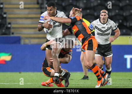 10. Mai 2019, kcom Stadion, Hull, England; Coral Challenge Cup 2019, Runde 6, Rumpf FC vs Castleford Tiger; Ratu Naulago (33) von Hull FC angegangen wird: David Grieben/News Bilder Stockfoto