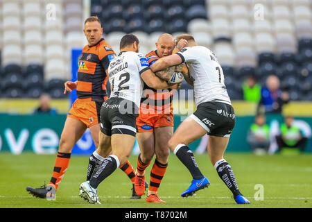 10. Mai 2019, kcom Stadion, Hull, England; Coral Challenge Cup 2019, Runde 6, Rumpf FC vs Castleford Tiger; Nathan Massey (14) von Castleford Tiger von Mark Minichiello (12) von Hull FC und Joe Westerman (13) von Hull FC Kredit angegangen wird: Mark Cosgrove/News Bilder Stockfoto