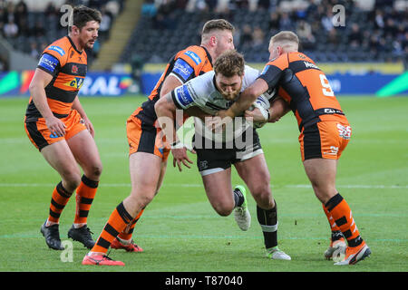 10. Mai 2019, kcom Stadion, Hull, England; Coral Challenge Cup 2019, Runde 6, Rumpf FC vs Castleford Tiger; Scott Taylor (8) von Hull FC in Angriff genommen wird: David Grieben/News Bilder Stockfoto