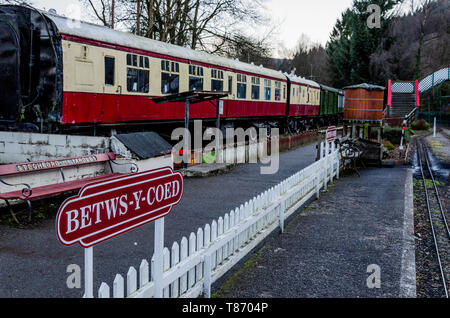 Betws-y-Coed, Großbritannien - Feb 2, 2019: Der Conway Valley Railway Shop & Museum in Betws-y-Coed, North Wales. Die Plattform für die Schmalspurbahn mit t Stockfoto