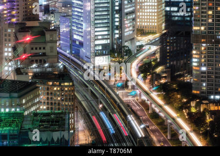 Blick auf Sky train Verkehr in der Innenstadt bei Daimon, Tokio, Japan Stockfoto