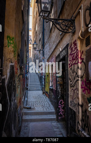 Stockholm, Schweden - 15 April, 2019: mittelalterliche Wände mit Graffiti auf Marten Trotzigs Grand, schmalste Straße in Stockholm, 90 Zentimeter breite Stockfoto