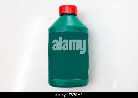 Ersatzteil für Auto stop System brake fluid 1 liter Flasche in grün mit roter Kappe isoliert auf einem weißen Hintergrund. Wartung und Ölwechsel in Stockfoto
