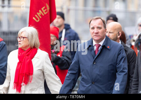 UMEA, Schweden - 1. Mai 2019 - Stefan Löfven Premierminister von Schweden zu Fuß durch die Straßen am 1. Mai Parade in Umeå. Stockfoto