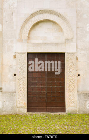 Portal der alten Abtei von San Liberatore a Majella, in den Abruzzen (Italien) Stockfoto