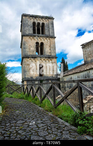 Glockenturm der alten Abtei von San Liberatore a Majella, in den Abruzzen (Italien) Stockfoto