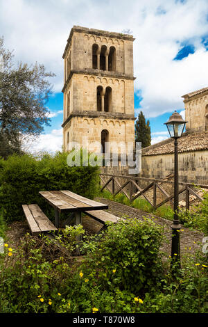 Glockenturm der alten Abtei von San Liberatore a Majella, in den Abruzzen (Italien) Stockfoto